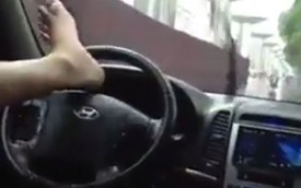 Xôn xao với video lái ô tô bằng chân trên đường Hà Nội