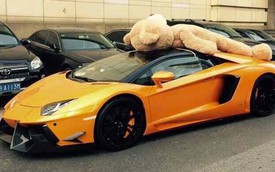 Siêu xe Lamborghini Aventador chở gấu bông diễu phố
