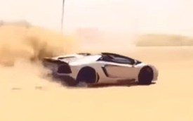 Dân chơi mang Lamborghini Aventador mui trần đi vầy cát sa mạc