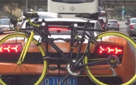 Lamborghini “gây sốt” khi chở xe đạp đằng sau
