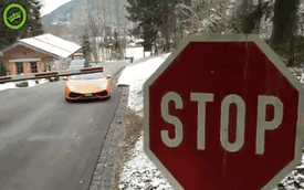 Lamborghini Huracan chui qua barrier "dễ như ăn cháo"