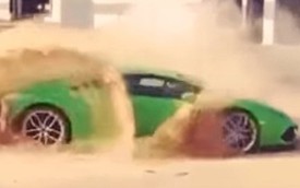 Sau Aventador Roadster, dân chơi lại mang Lamborghini Huracan đi “nghịch cát”