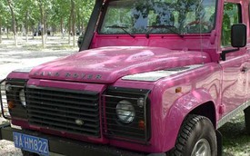Land Rover Defender mất chất việt dã vì màu sơn hồng nữ tính