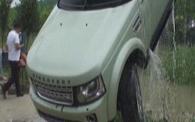 Tránh mèo hoang, SUV hạng sang Land Rover Discovery lao xuống sông