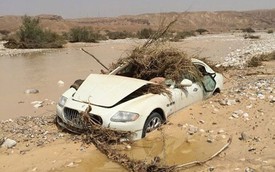 Xót xa với xe sang Maserati Quattroporte bị bỏ rơi trên bờ sông