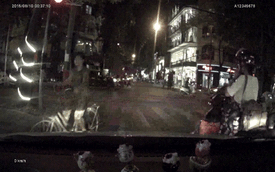 Hà Nội: Mải nói chuyện, nữ tài xế lái Mini tông thẳng vào xe máy