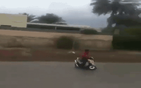 Nam thanh niên “múa ba lê” giữa đường bằng xe máy