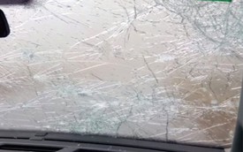 Bị mưa đá “tổng tấn công”, ô tô vỡ hết kính chắn gió
