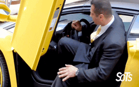 Nhân viên đỗ xe “chật vật” ngồi vào Lamborghini Aventador