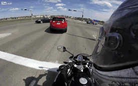 Nữ tài xế mới học lái lùi xe ẩu, chèn nát mô tô của một biker