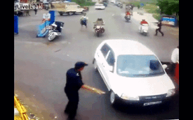 Tài xế lái ô tô tông xe máy, hất văng cảnh sát để chạy trốn