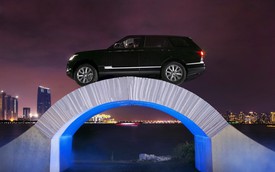 Choáng với cảnh Range Rover chạy trên cây cầu làm bằng giấy