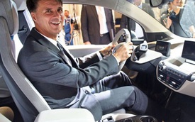 Sếp BMW chê hệ thống tự động lái Autopilot của Tesla