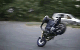 Màn biểu diễn cực dẻo của biker trên chiếc mô tô màu tím