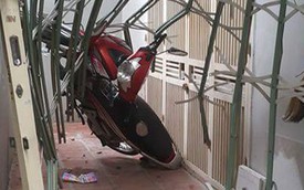 Hà Nội: Mất lái trong ngõ, Honda Future Neo đâm thủng cửa sắt nhà dân