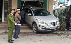 Tuyên Quang: Hyundai Santa Fe lùi vào cửa hàng đồng mỹ nghệ