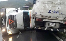 Lào Cai: Xe đầu kéo đâm ô tô tải, 3 người thương vong