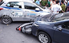 Hà Nội: Honda City đâm liên hoàn 2 xe máy, 2 trẻ nhỏ bị thương