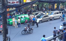 Hà Nội: Chạy cảnh sát, Honda Civic đâm 4 ô tô, chèn lên xe máy