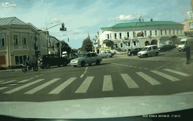 Va chạm giao thông, biker lăn trên nóc ô tô như phim hành động