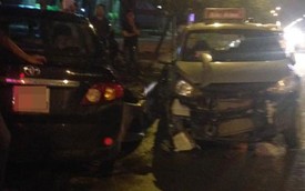 Hà Nội: Toyota Corolla Altis hạ gục 2 taxi, húc đầu vào gốc cây