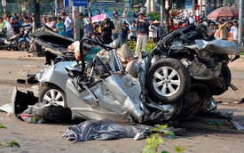 Toyota Corolla Altis bị vò nát, 5 người trên xe tử vong tại chỗ