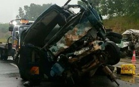 Xe đón dâu đối đầu ô tô tải, 2 người chết, 6 người bị thương