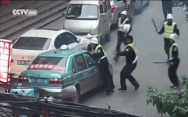 Taxi “điên” bỏ chạy, đâm bị thương 4 cảnh sát