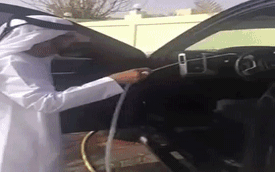 Choáng với phong cách rửa xe “bá đạo” của tay chơi Ả-Rập