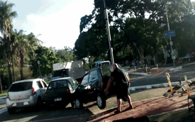 “Lực sỹ” tay không bê ô tô dẹp sang bên để lấy đường đi
