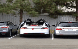 Tesla Model X: Cực tiện dụng trong những bãi đỗ xe chật hẹp