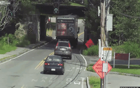 Ô tô tải nát bét thùng xe vì va chạm với gầm cầu