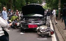 Hà Nội: Toyota Camry biển xanh đâm taxi, hạ gục 3 xe máy