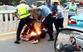 Biker châm lửa đốt xe và tự thiêu để phản đối cảnh sát giao thông