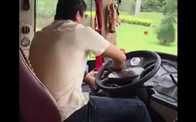 Kênh truyền hình lớn của Nga đưa clip tài xế Việt vừa lái xe vừa đi giày