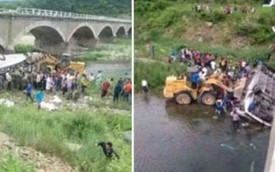 Xe buýt cua gấp, rơi khỏi cầu, 10 viên chức Hàn Quốc tử vong