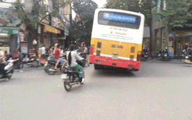 Cận cảnh xe buýt nghiêng hẳn một bên chạy trên đường Hà Nội