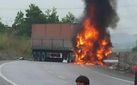 Quảng Ninh: Xe container bốc cháy dữ dội vì xe máy lọt vào gầm