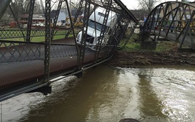 Cô gái 23 tuổi lái xe container làm hỏng cây cầu 135 tuổi