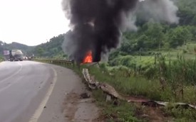 Lạng Sơn: Xe đầu kéo rơi xuống đường tàu, bốc cháy ngùn ngụt