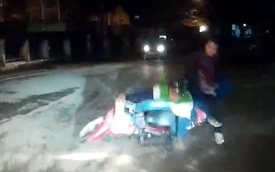 Hai vợ chồng đi xe máy từ ngõ ra, ngã trước đầu ô tô