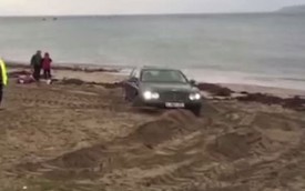 Xe sang Bentley của thiếu gia mắc kẹt trên bãi biển