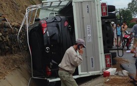 Phú Yên: Xe tải biển tạm chở Mazda CX-5 “mới toanh” bị lật