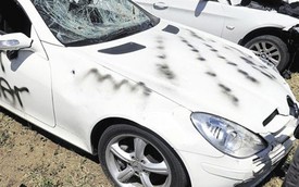 Vợ ghen tuông đập nát Mercedes-Benz SLK 350 của chồng