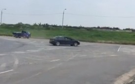 Honda Civic tập drift ở chân đê sông Đuống giữa ban ngày