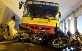 Hà Nội: Xe buýt tông hàng loạt xe máy đang trú mưa trong hầm Kim Liên