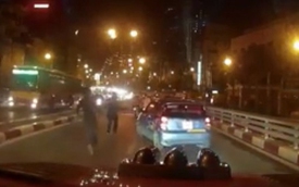 Hai người đuổi theo taxi gây tai nạn trên cầu vượt không có lỗi