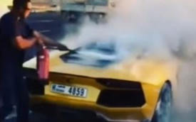 Lamborghini Aventador cháy trơ khung ở Dubai
