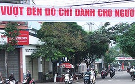 Gỡ băng rôn phản cảm "Vượt đèn đỏ chỉ dành cho người ít học"