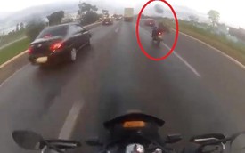 Lốp xe hơi bay thẳng vào mặt, hạ 'knockout' biker